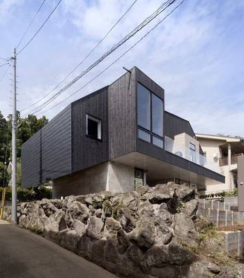 Красивый дом черного цвета в современном стиле
