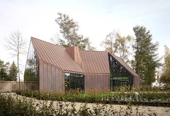 Дизайн фасада металлического дома коричневого цвета