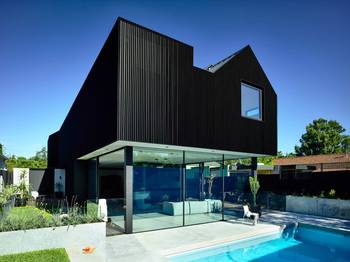 Стеклянный дом черного цвета