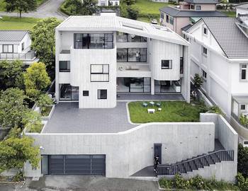 Фотография бетонного частного дома белого цвета