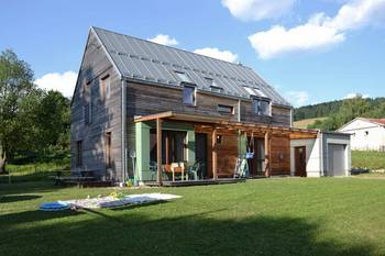 Пример отделки деревянного загородного дома серого цвета