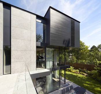 Дизайн гладко-каменного дома серого цвета