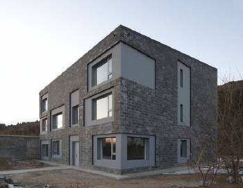 Пример фасада серого цвета с интересными окнами