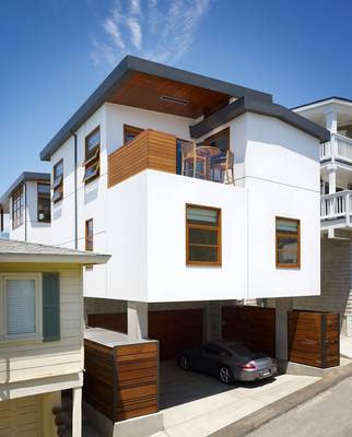 Пример облицовки дома белого цвета с красивым балконом