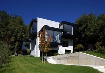 Пример облицовки бетонного фасада в современном стиле