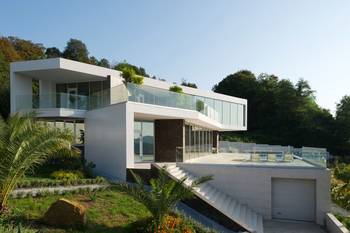 Дизайн дома белого цвета с террасой