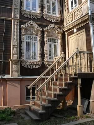 Красивый дом коричневого цвета в деревенском стиле