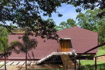Оформление фасада дома фиолетового цвета в авторского стиле