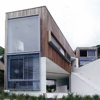 Декоративная отделка фасада коричневого цвета в современном стиле