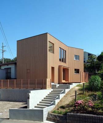 Дизайн фасада дома бежевого цвета в современном стиле