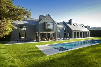 Красивый серый дом в барнхаус стиле