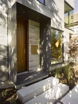 Вариант дома серого цвета с красивым входом