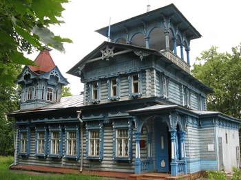 Фото красивого дома голубого цвета в деревенском стиле