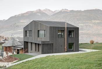 Фотография частного дома серого цвета в современном стиле