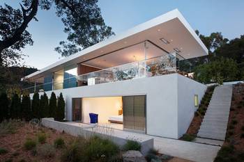 Дизайн фасада дома белого цвета в современном стиле