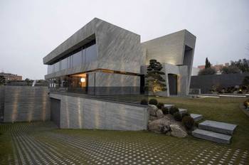 Дизайн фасада серого цвета в современном стиле