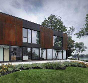 Дизайн фасада частного дома коричневого цвета в современном стиле