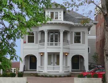Фото фасада белого цвета в викторианском стиле