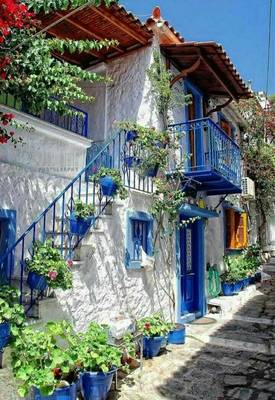 Дизайн фасада частного дома синего цвета в средиземноморском стиле