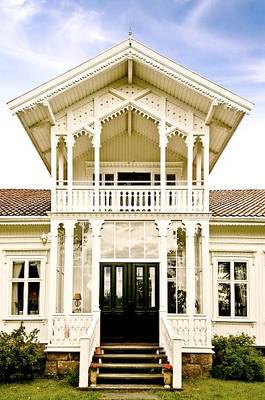 Вариант загородного дома с красивым балконом