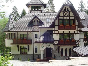 Красивый дом пестрого цвета в нормандском стиле