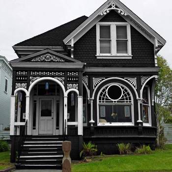 Красивый черный дом в викторианском стиле