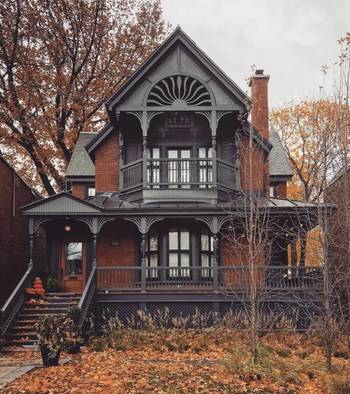 Дом серого цвета в викторианском стиле