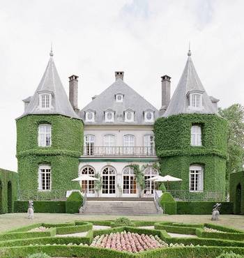 Дизайн фасада частного дома серого цвета в французском стиле