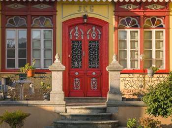Дизайн фасада с красивой дверью