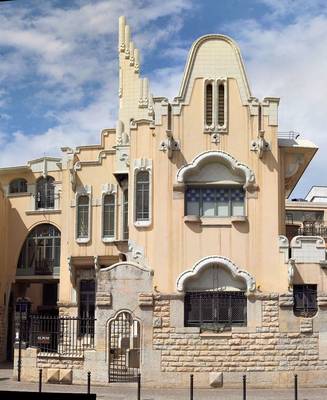 Оформление фасада дома бежевого цвета в модерна стиле