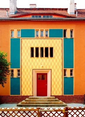 Украшение фасада оранжевого цвета в ардеко стиле