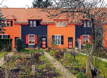 Фото дома оранжевого цвета