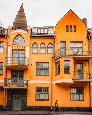 Оранжевый коттедж  в модерна стиле.