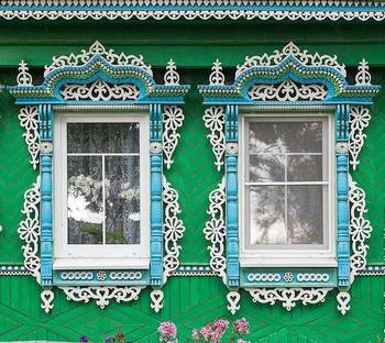 Фото фасада пестрого цвета в псевдорусском стиле