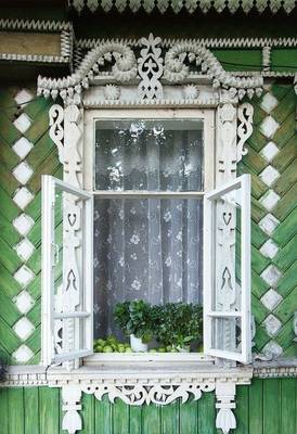 Пример отделки частного дома зеленого цвета в псевдорусском стиле
