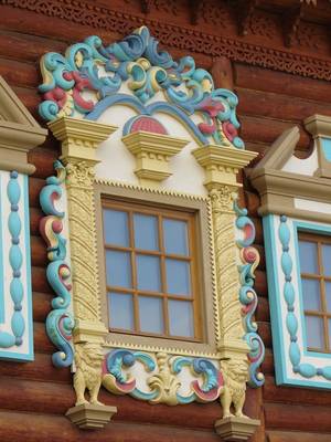 Оформление фасада пестрого цвета в псевдорусском стиле