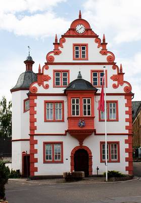 Пример  фасада красного цвета в готическом стиле