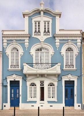 Дизайн фасада дома голубого цвета в классическом стиле