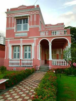 Розовый фасад в авторского стиле