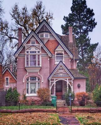 Красивый фиолетовый дом в викторианском стиле