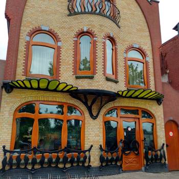 Пример облицовки фасада пестрого цвета в готическом стиле