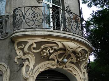 Фото кованых элементов на фасаде дома