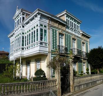 Фасад частного дома бирюзового цвета в авторского стиле