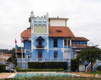 Пример отделки фасада дома синего цвета в модерна стиле