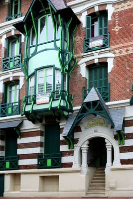 Оформление фасада дома зеленого цвета в нормандском стиле
