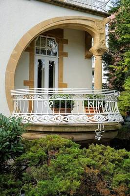 Отделка фасада с красивым балконом