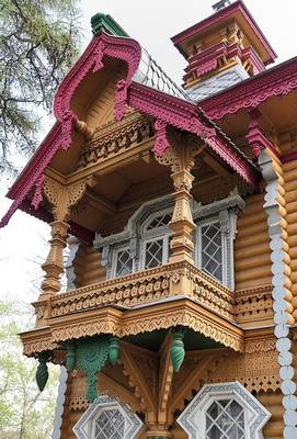 Красивый пестрый дом в псевдорусском стиле