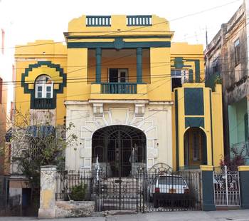 Пример отделки фасада дома желтого цвета в ардеко стиле