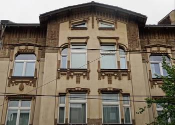 Оформление фасада коричневого цвета в модерна стиле