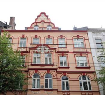 Отделка фасада дома красного цвета в классическом стиле
